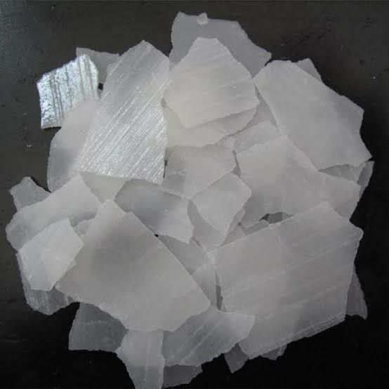 S04aa6e3d5bf5448e83b0eb108fc6db94Z Caustic Soda Flakes , (Made in India). 1Kg (New) - Image 1